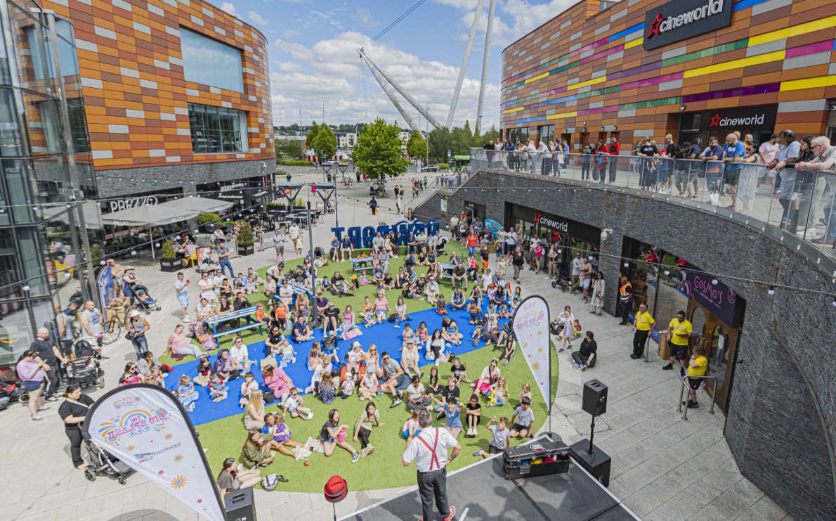Photograph of an outdoor event / Ffotograff o ddigwyddiad tu-allan