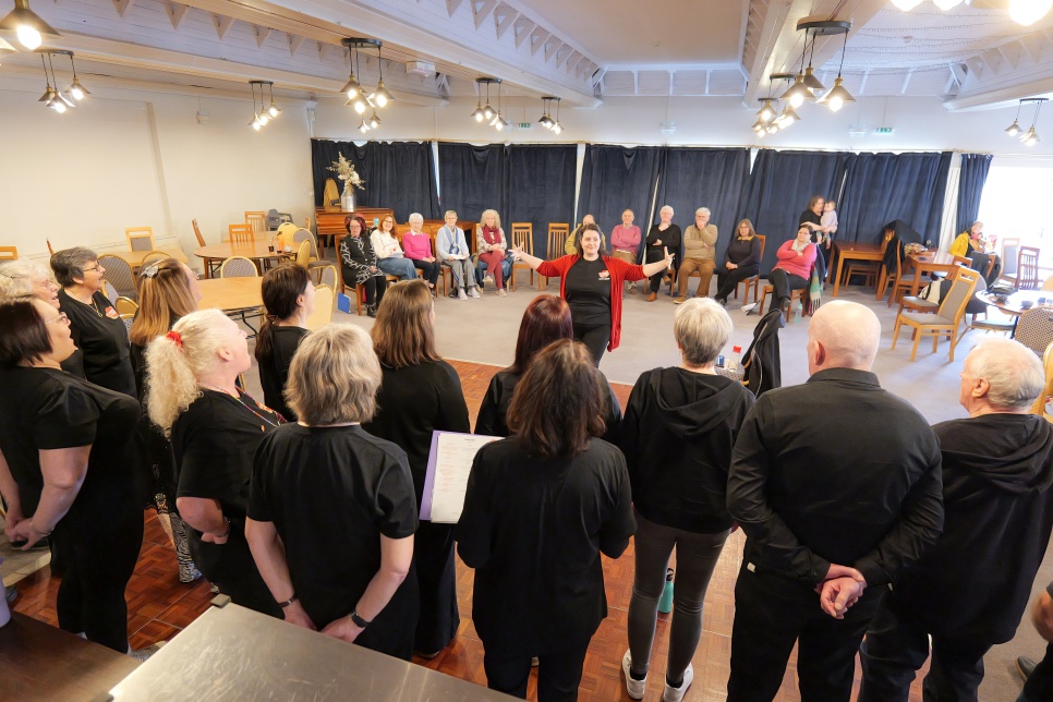 Choir stands in a circle 