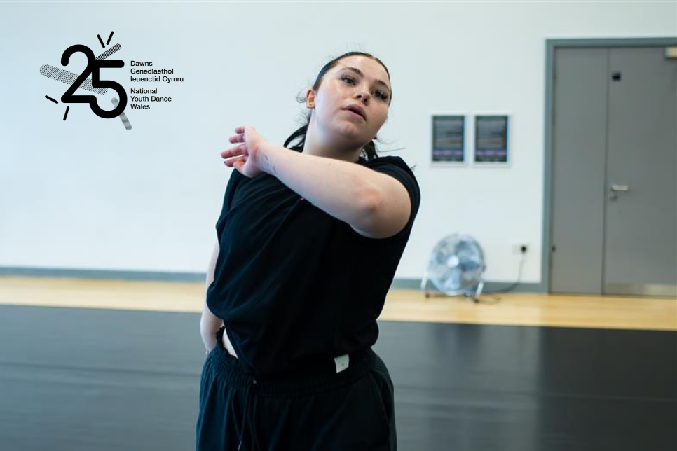 Photograph of a dancer / Ffotograff o berson yn dawnsio 