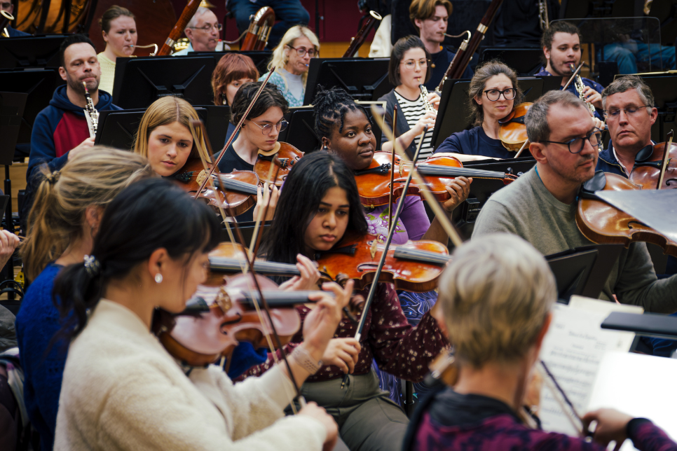 Photograph of orchestra musicians rehearsing / Ffotograff o gerddorion cerddorfa yn ymarfer
