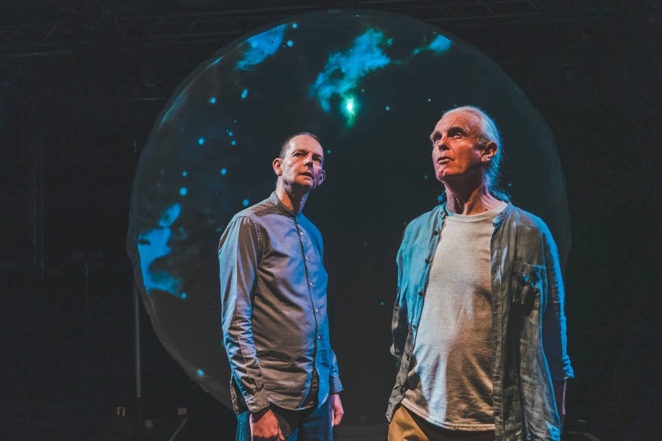  Photograph of two performers / Ffotograff o ddau berfformiwr