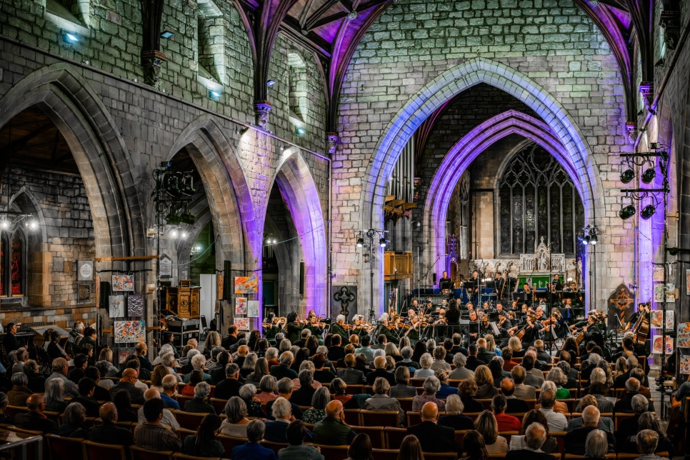 Photograph of a performance in a Church / Ffotograff o berfformiad mewn Eglwys