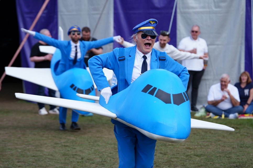 BOMBA Airways by Bombastic (Photo Tony Harrison) / BOMBA Airways gan Bombastic (Ffoto Tony Harrison)