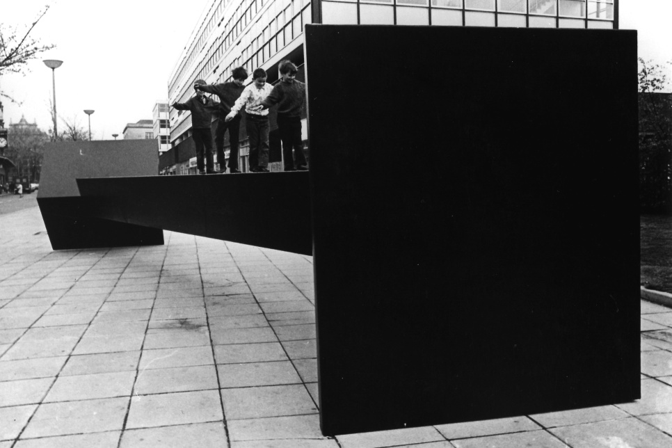 Black and white photograph of the scultpture / Ffotograff du a gwyn o'r cerflun