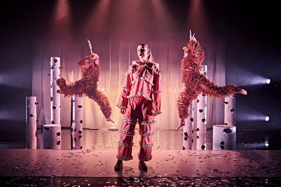 Photograph of performers on stage / Ffotograff o berfformwyr ar lwyfan 