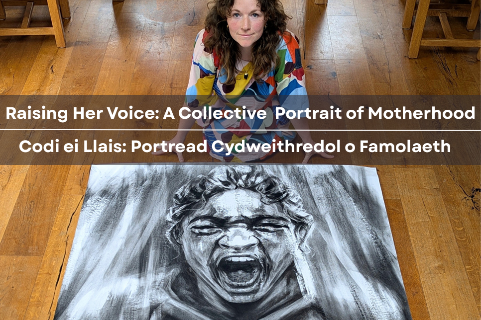 Artist Ella Starling kneels above larger than life, expressive charcoal portrait of a screaming woman. Bilingual text overlayed reads: 'Raising Her Voice: A Collective Portrait of Motherhood' / Ffotograff o'r artist Ella Starling yn penlinio uwchben portread siarcol mynegiannol, mwy na bywyd, o fenyw sy'n sgrechian. Mae testun dwyieithog yn croesi'r ffotograff sy'n dweud: 'Codi ei Llais: Portread Cydweithredol o Famolaeth'