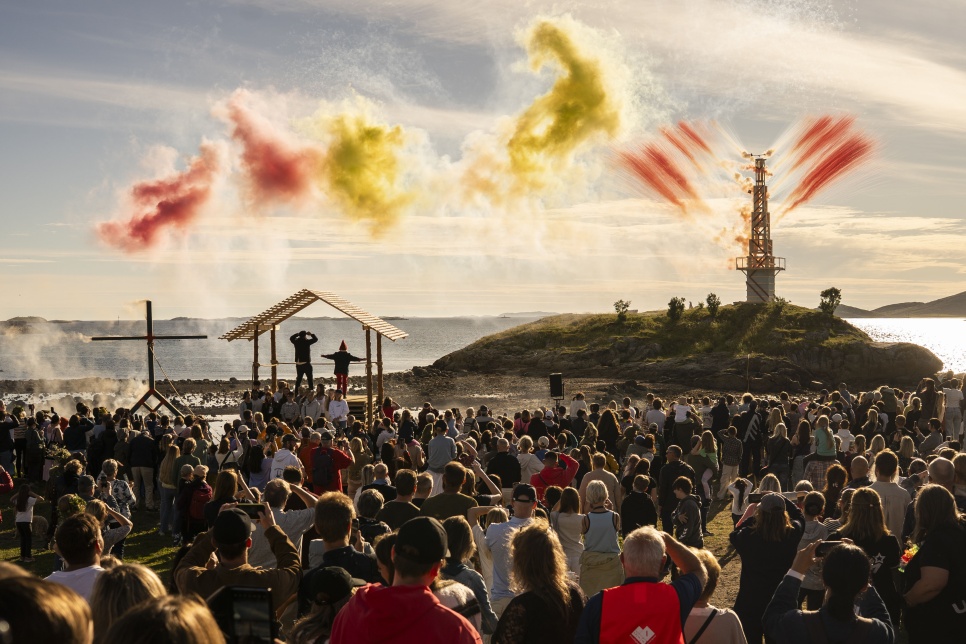 Photograph of a crowd at an event / Ffotograff o dorf mewn digwyddiad