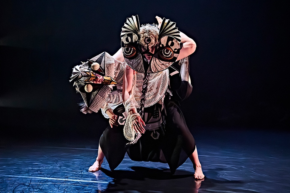 Photograph of a dancer / Ffotograff o berson yn dawnsio 