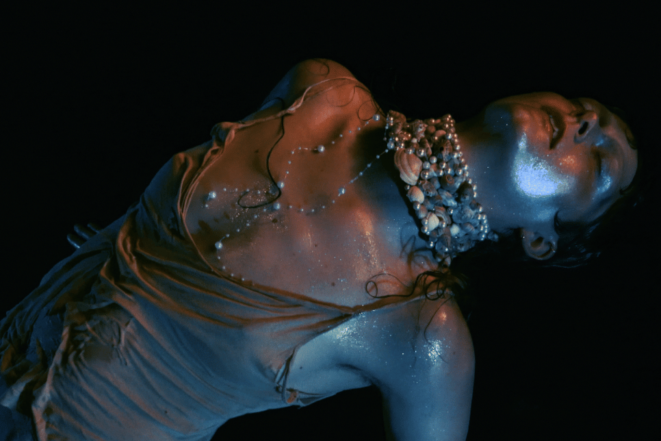 Photograph - Still of a performer / Ffotograff - Still o rywun yn perfformio