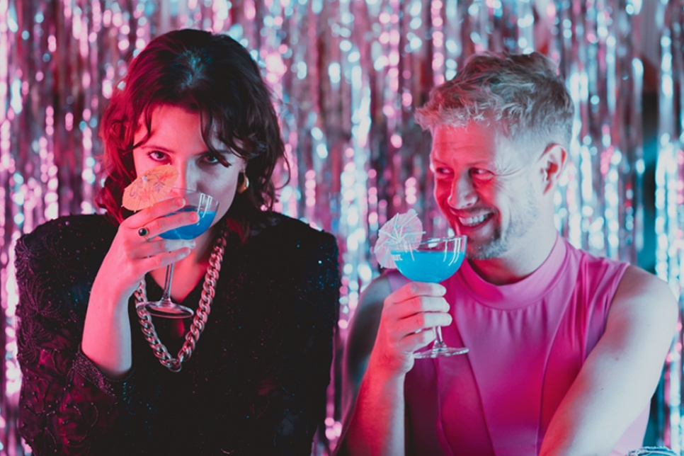 Photograph - two people drinking a cocktail / Ffotograff - Dau berson yn yfed cocktail 