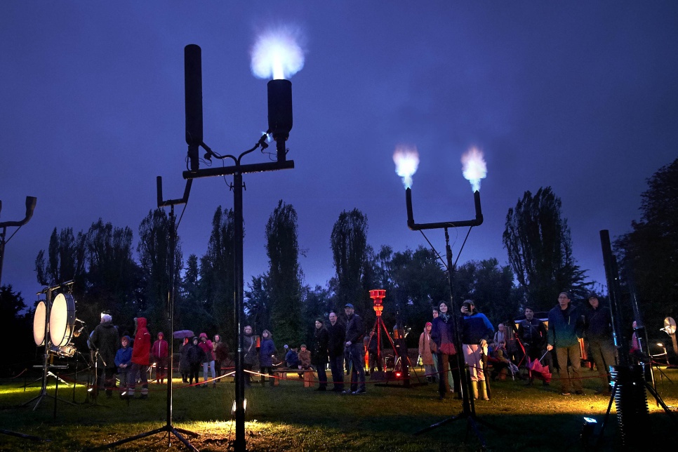 Photograph of people at the show / Ffotograff o bobl yn y sioe 