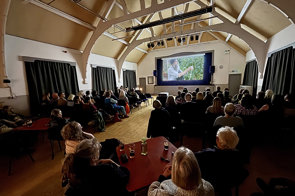 A photograph of a film screening inside Sinema Llangoed / Ffotograff o ddangosiad ffilm tu fewn i Sinema Llangoed
