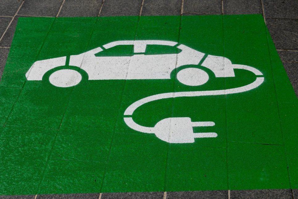 A diagram produced on a pavement depicting an electric car / Diagram wedi ei gynhyrchu ar balmant yn darlunio car trydan